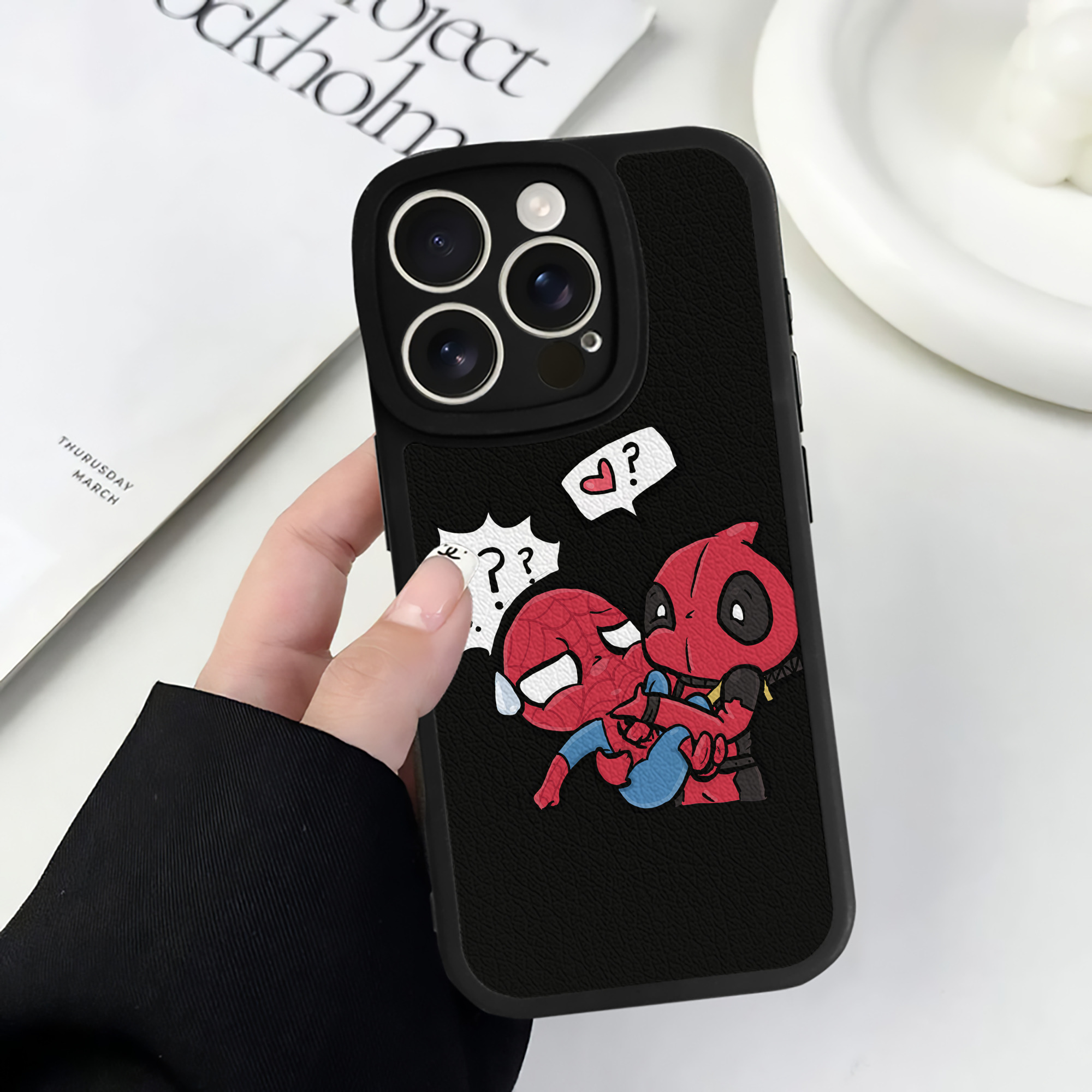 （画像用） Deadpool デッドプール 【iPhone 16シリーズ対応】シリコンスマホケース（レザー調） 材質：シリコン